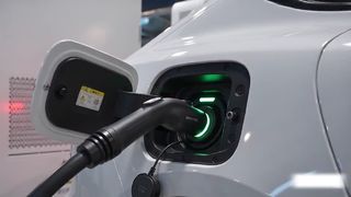 Een duurzame hoge-energie-uitgang die mogelijk is door een volledig afdekbaar vloeibare koelsysteem