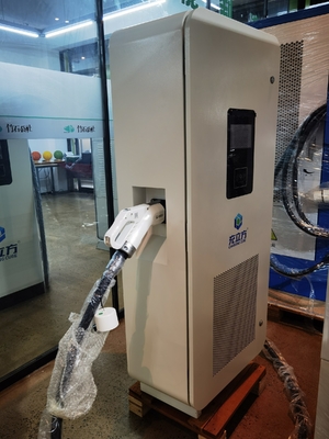 Nieuwe witte 120 kW commerciële / huishoudelijke vloer geïntegreerde elektrische voertuiglaadstation met één geweer
