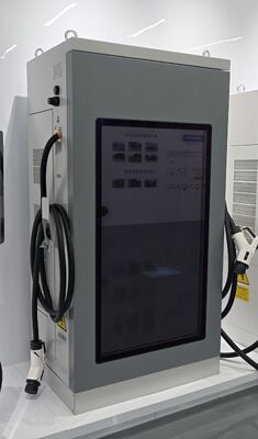 Goede prijs. 120kW DC EV Charger 55-inch LCD advertentie scherm Dual Display CCS1 CCS2 CHAdeMO GB/T voor snelwegdienst Online