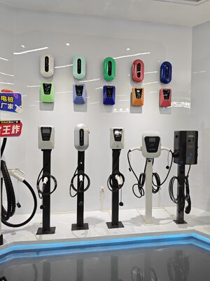 7kW Wandopgeladen AC EV Charger 32A 220V 4.3 Inch Touch Screen Huis Garage Gebruik
